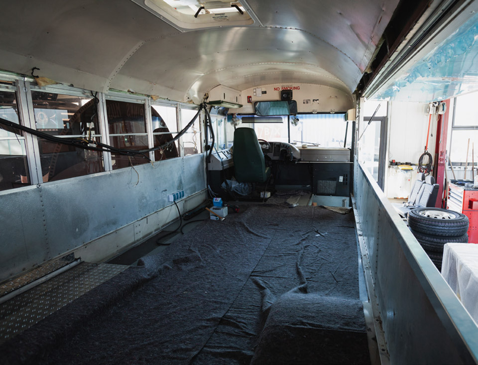 Hier beginnt der Spaß: Der entkernte Ex-Schulbus vor dem Innenausbau
